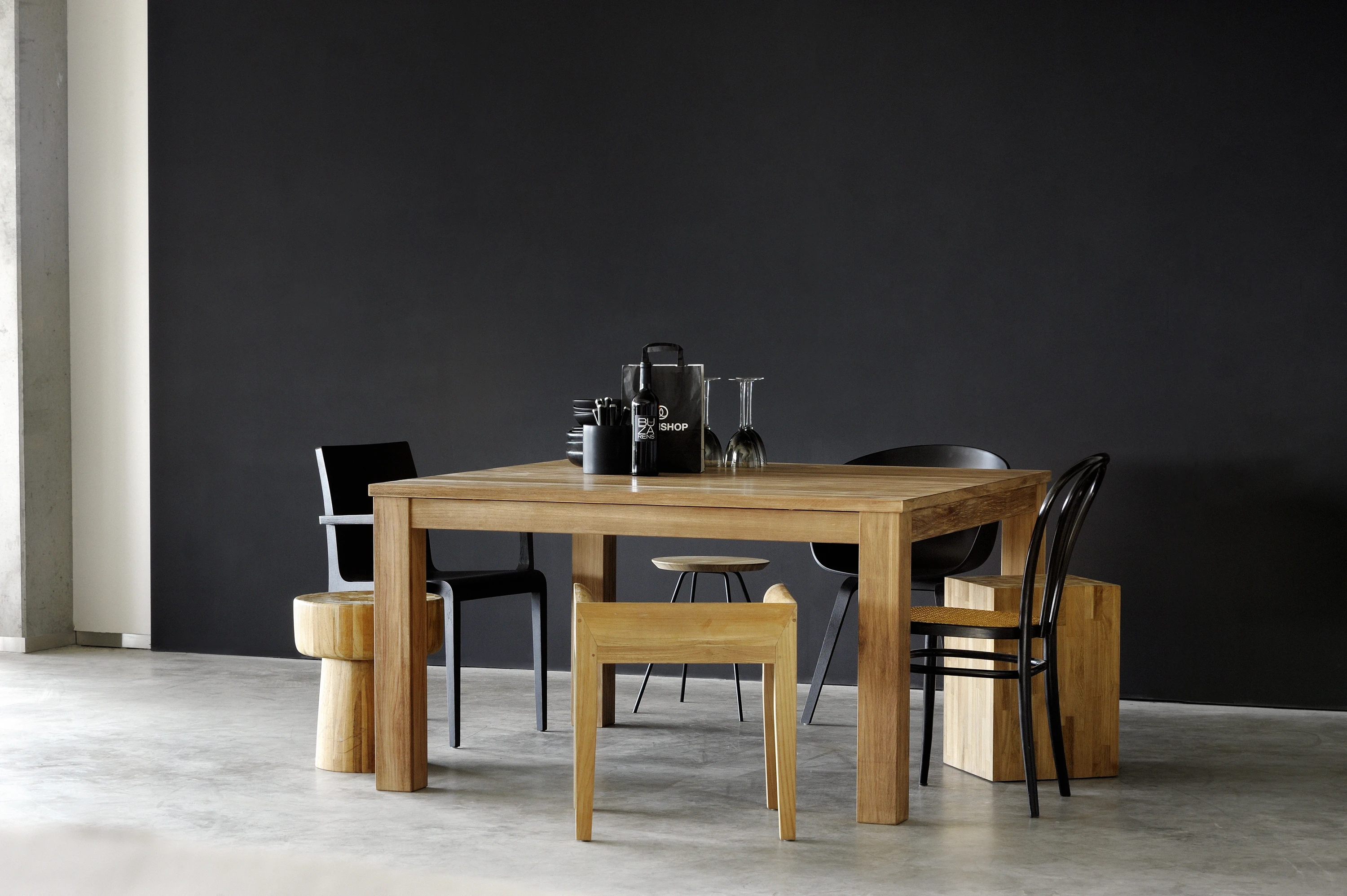 Stretch extendable dining table | Re-loved