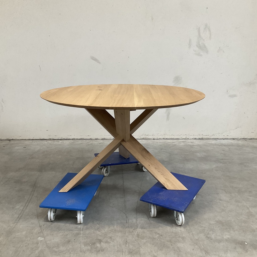 Circle dining table