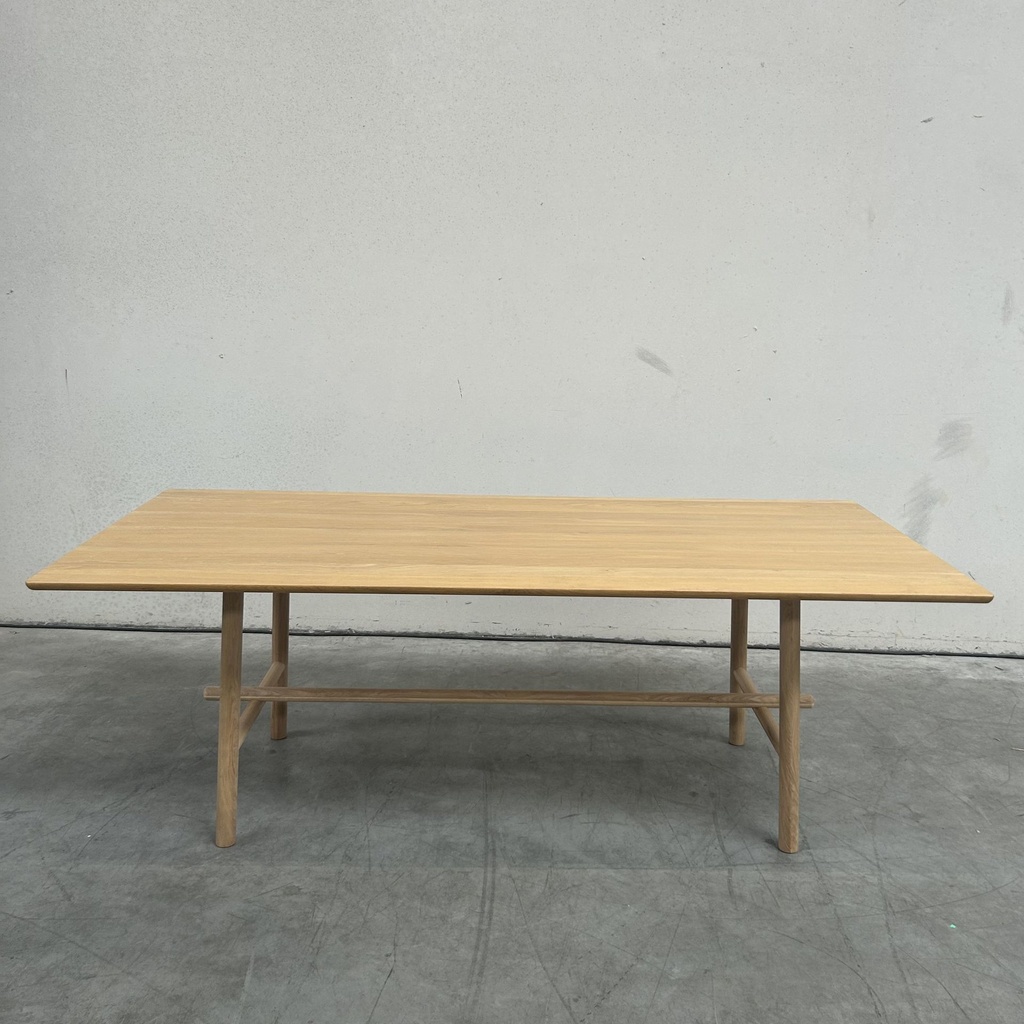 Profile dining table
