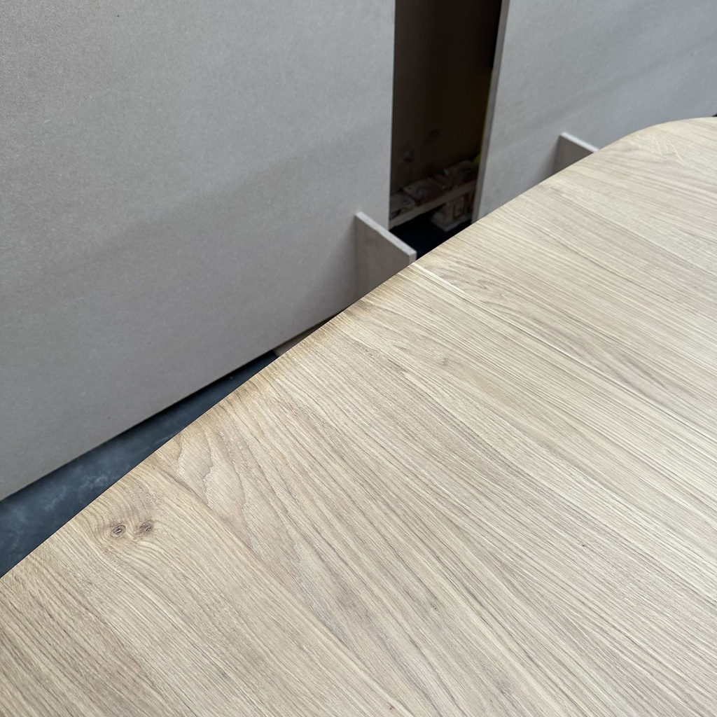 Corto dining table