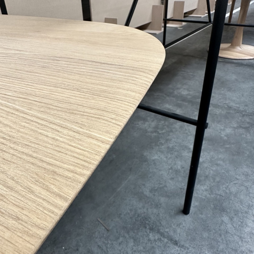Corto dining table