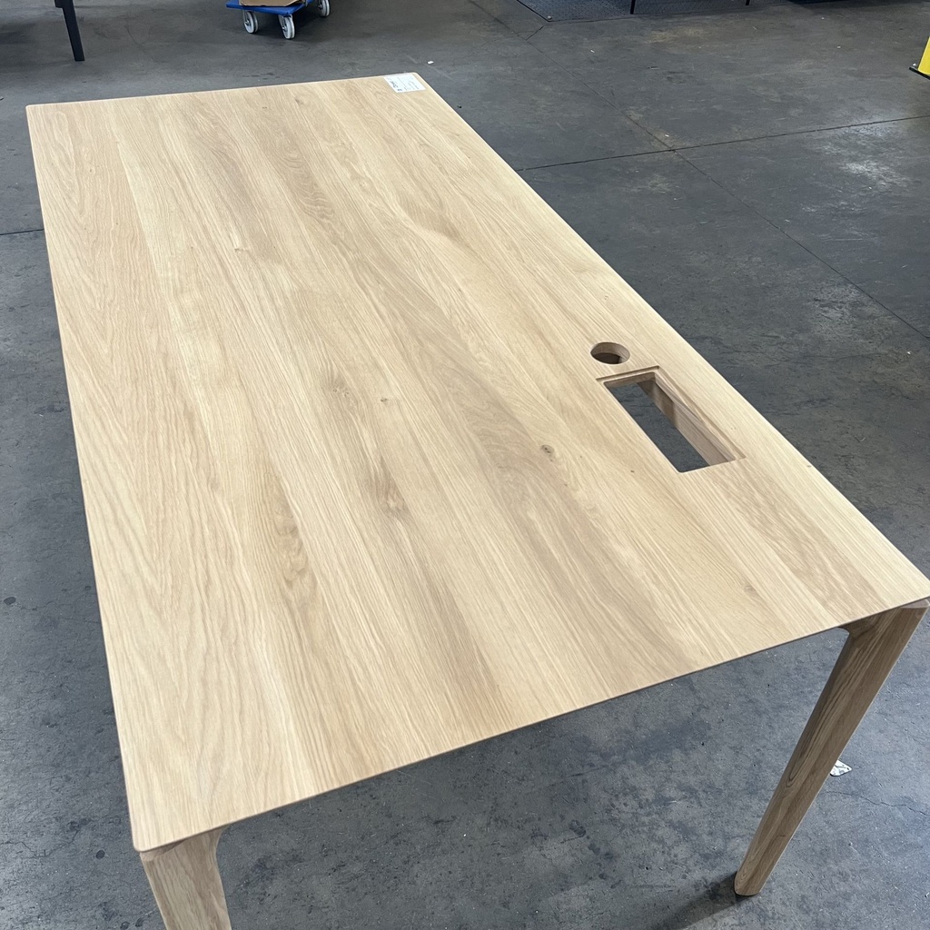 Bok desk - with grommet