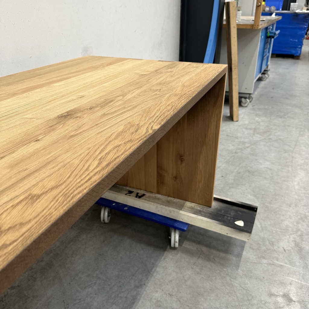 U desk