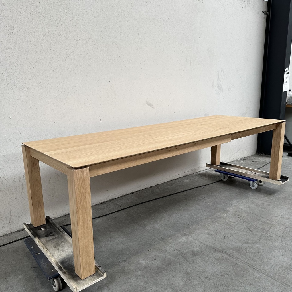 Slice extendable dining table