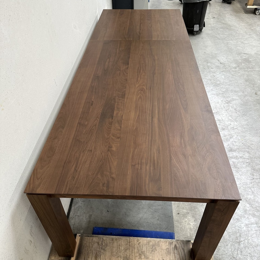 Slice extendable dinging table
