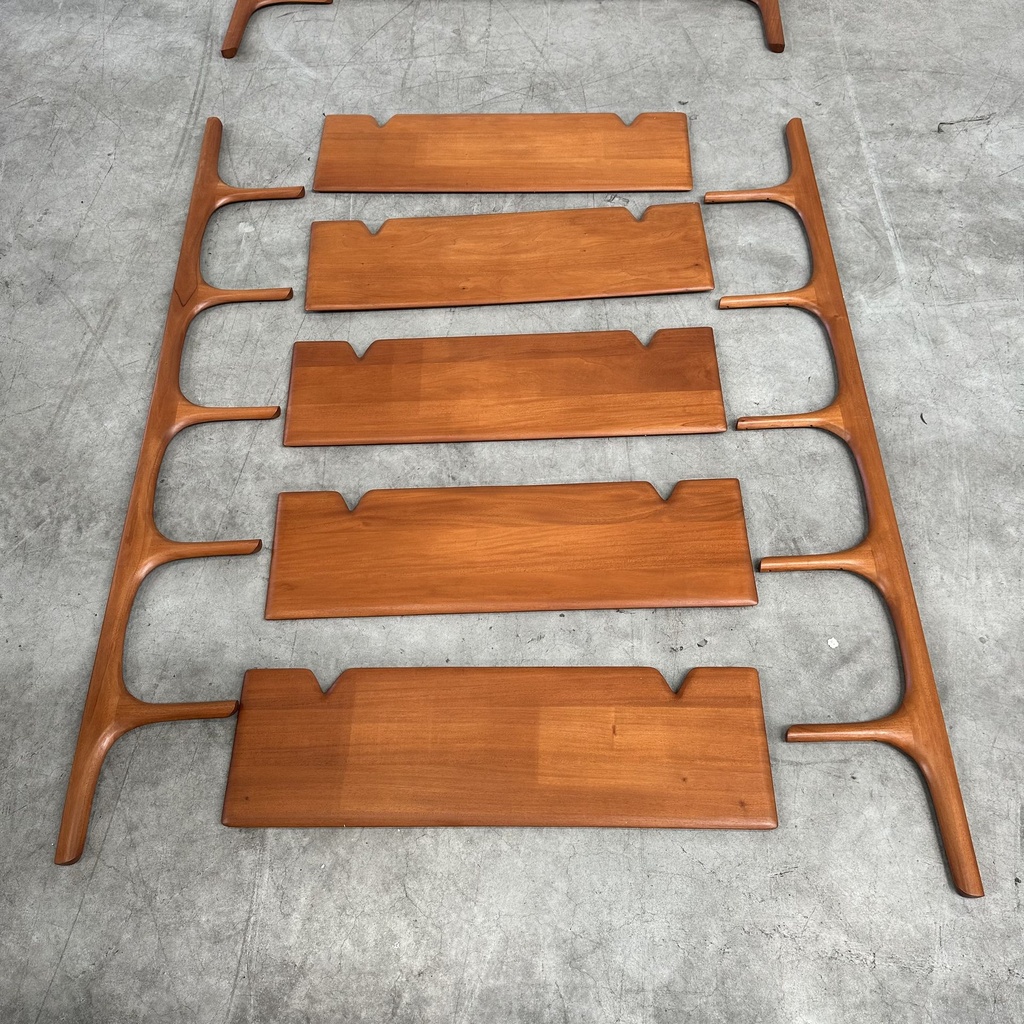 PI wall shelf