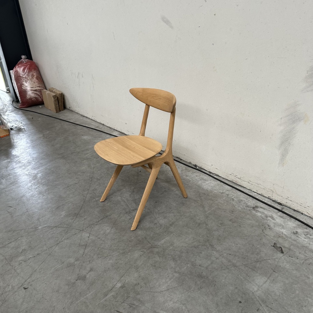 Eye dining chair