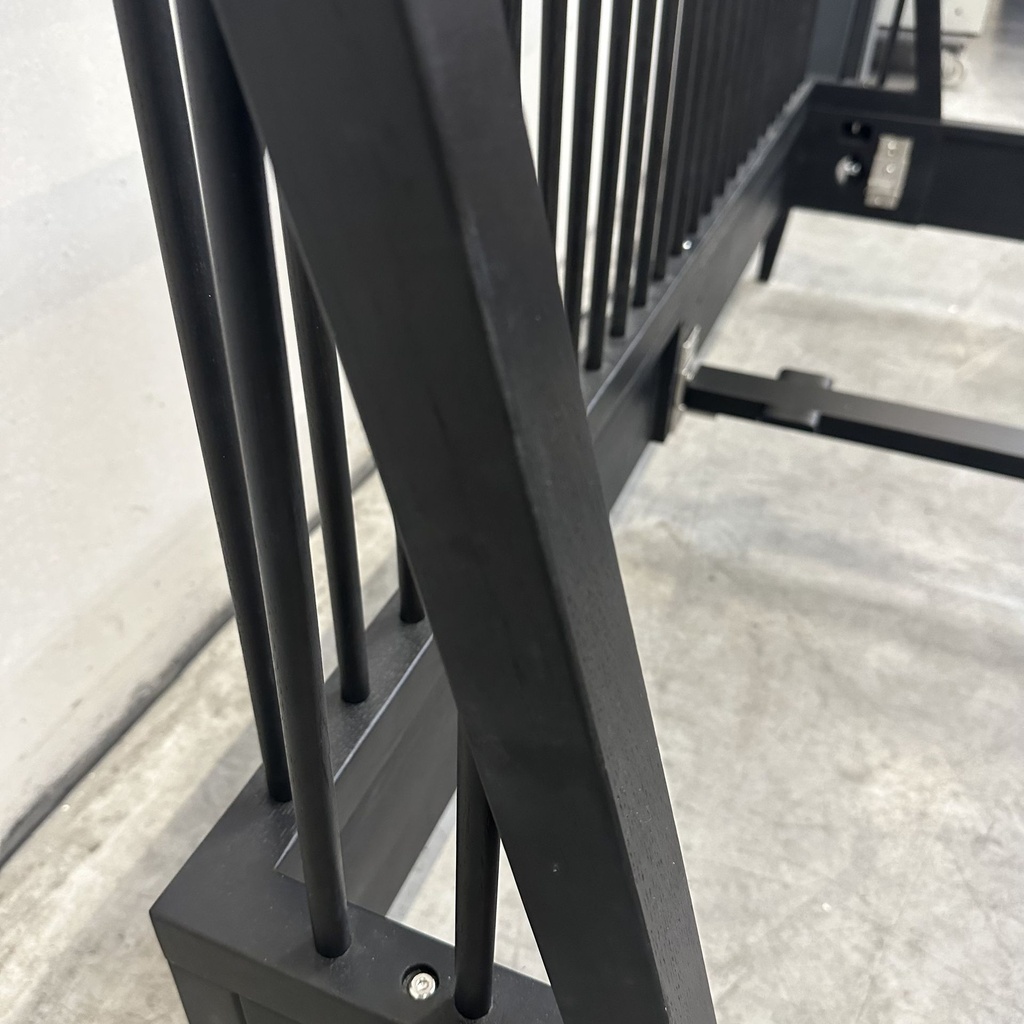 Spindle bed black