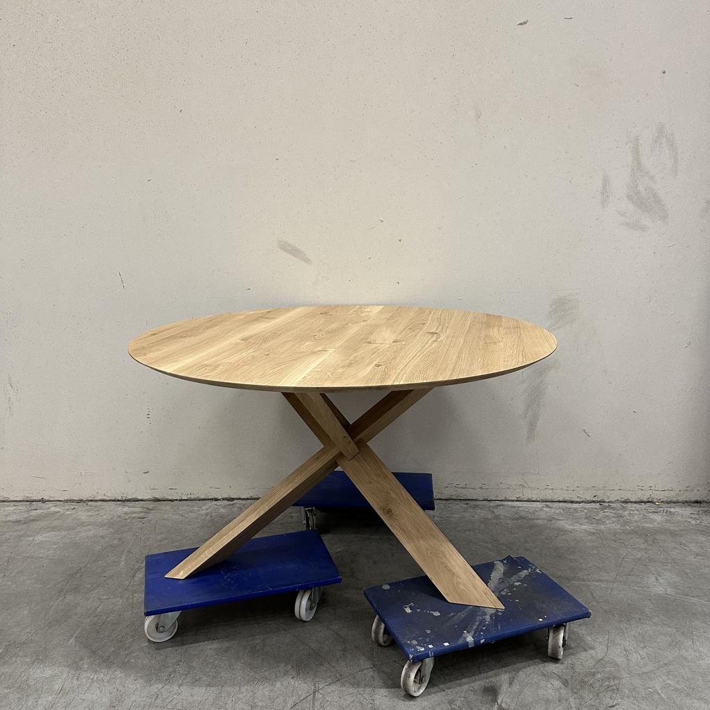 Circle dining table