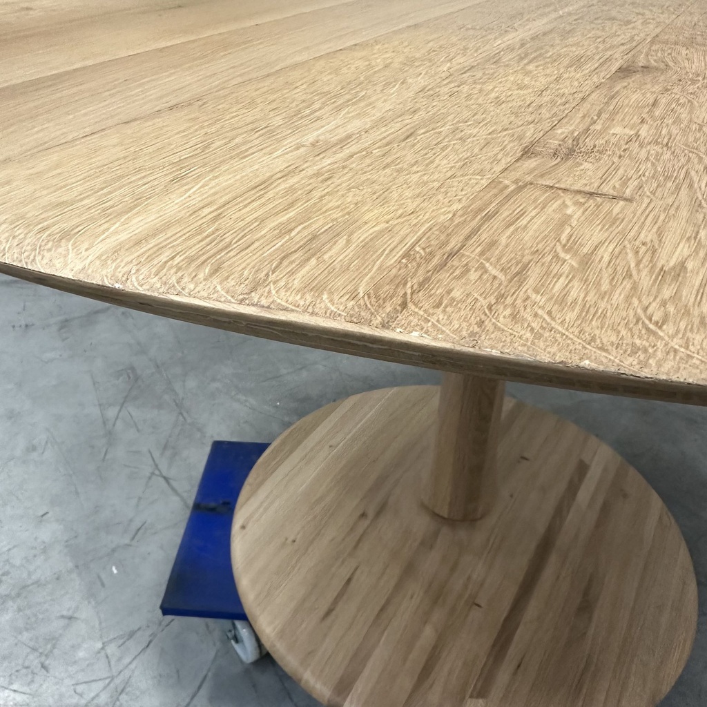 Torsion dining table