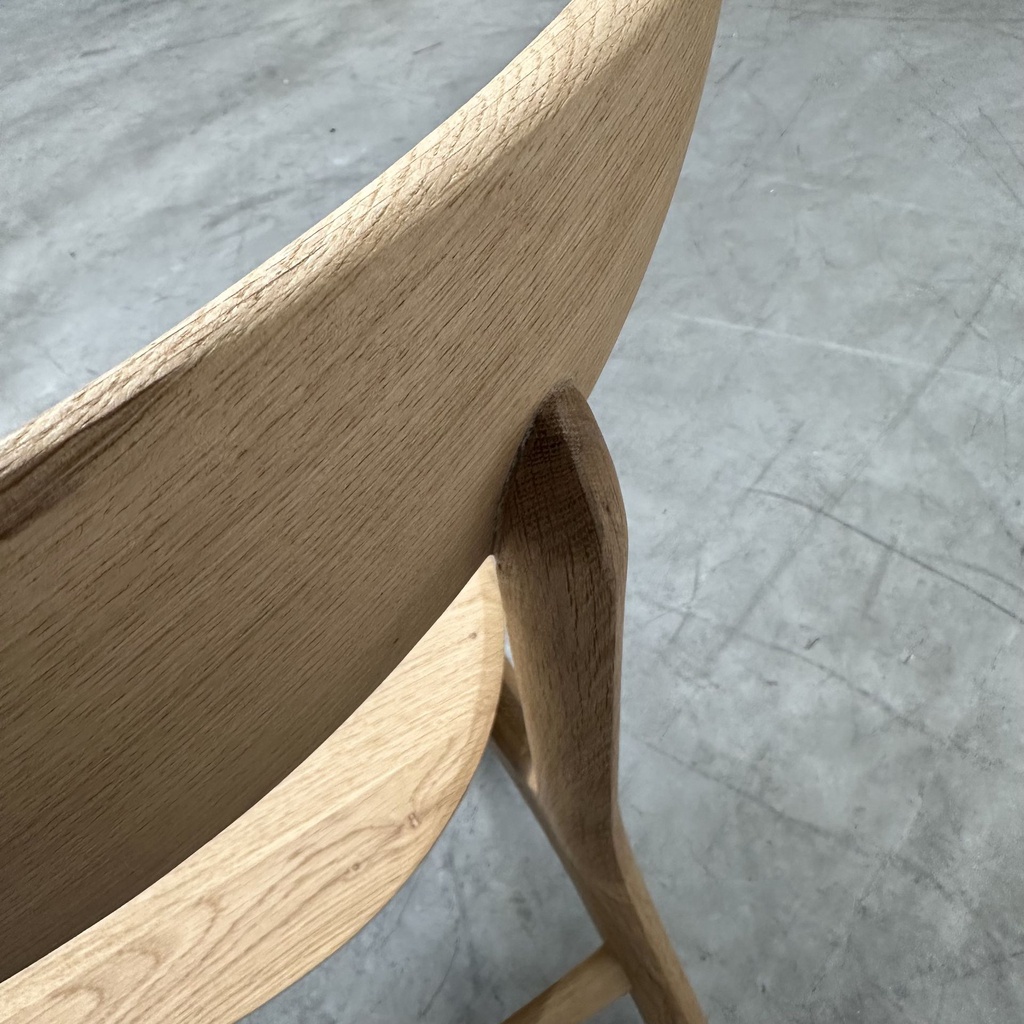 Eye dining chair