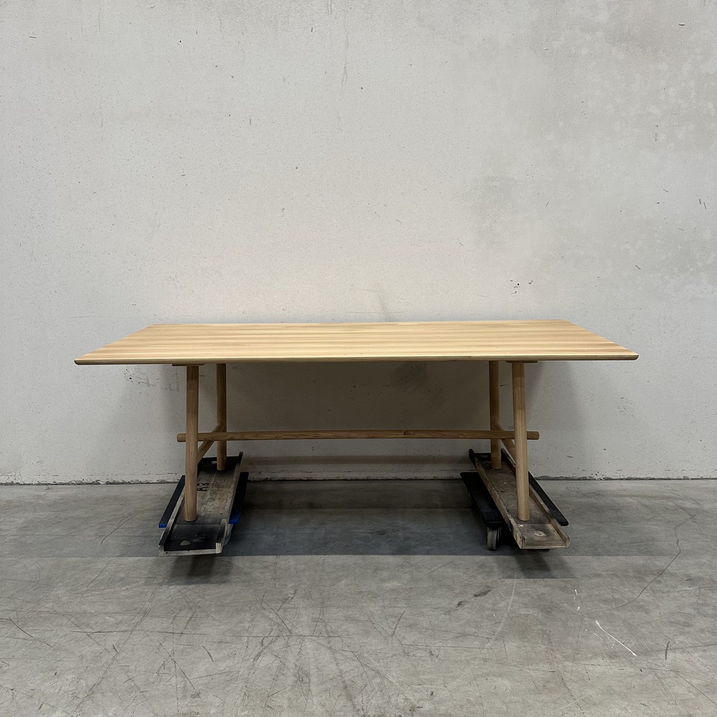 Profile dining table