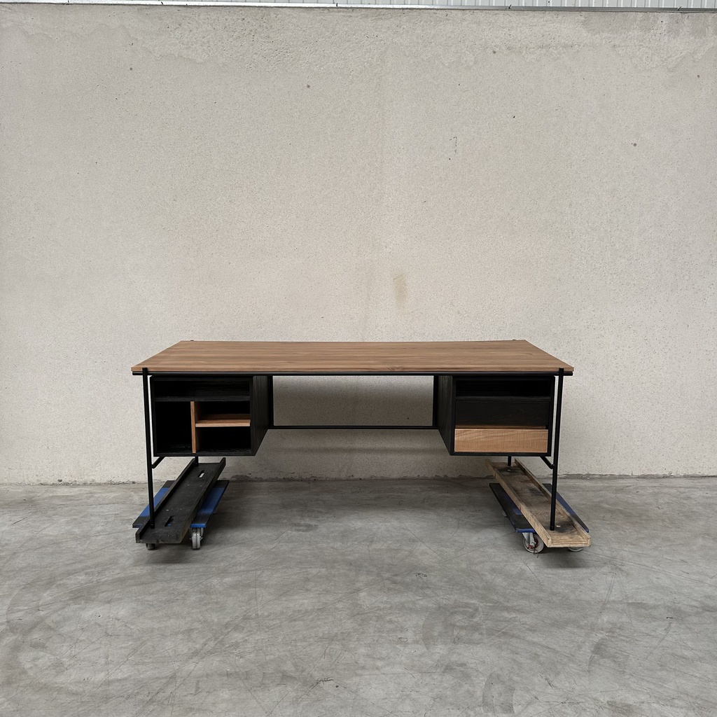 Oscar desk