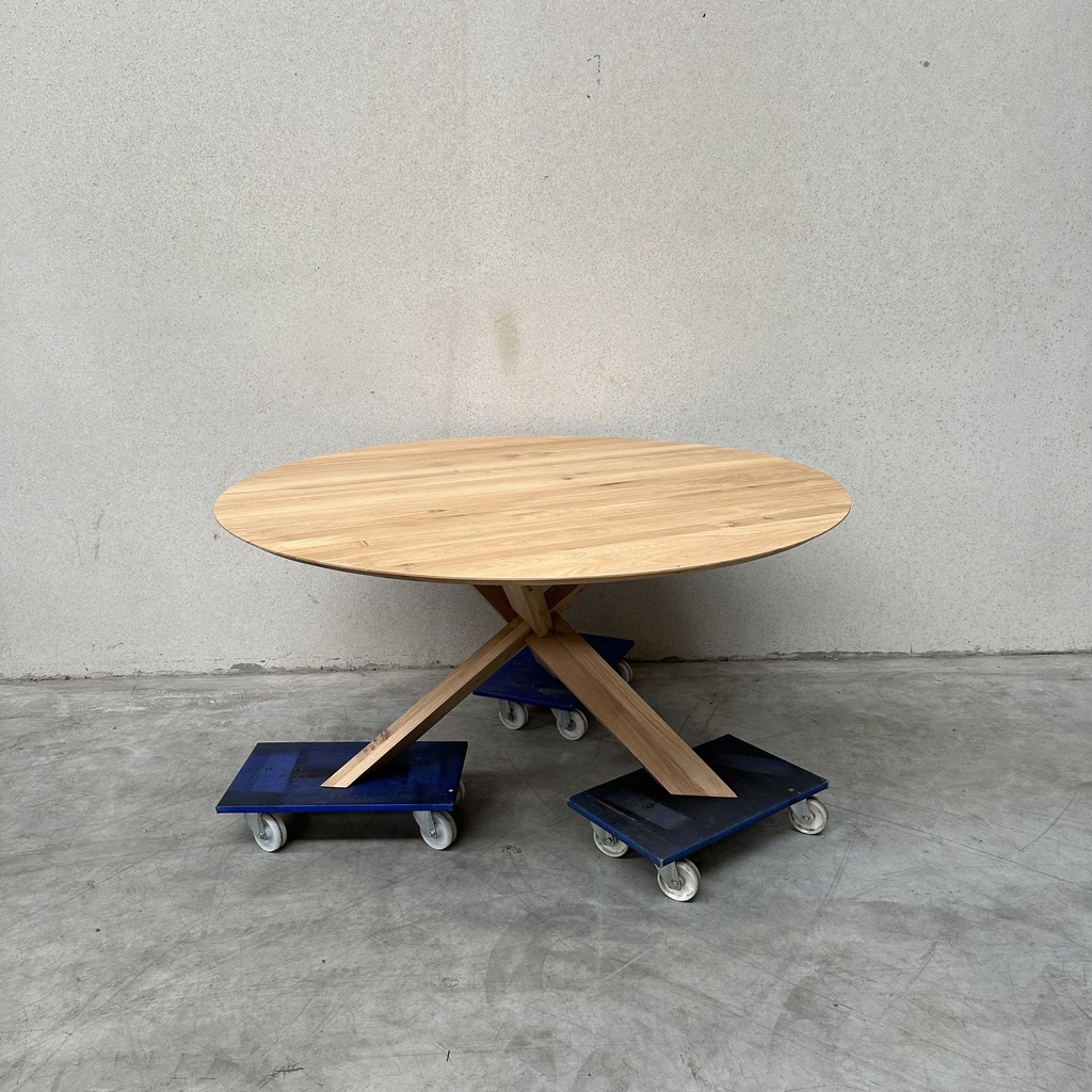 Circle dining table