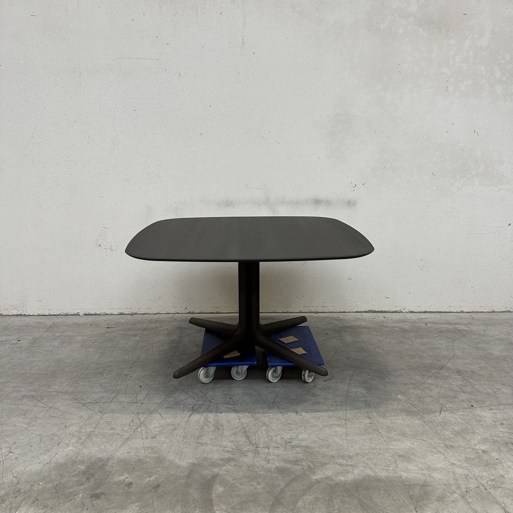Corto dining table