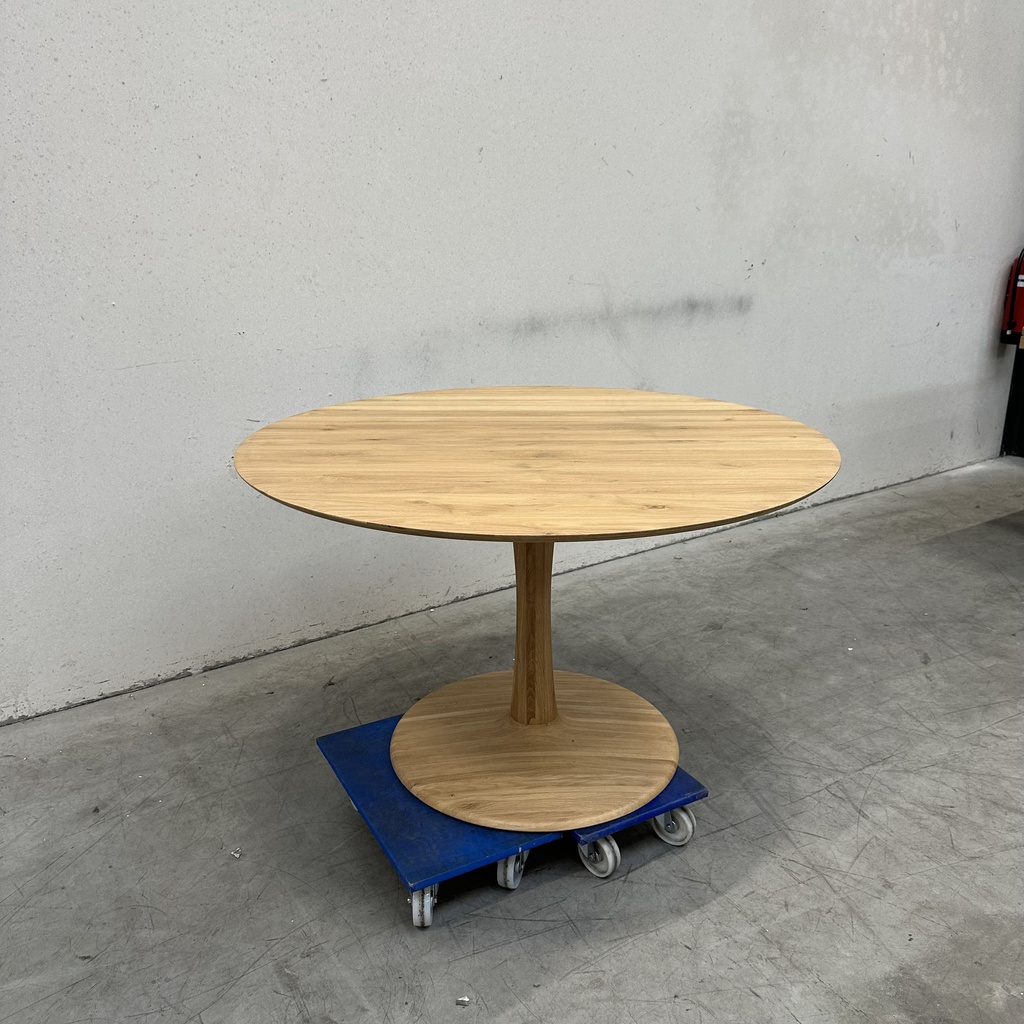 Torsion dining table