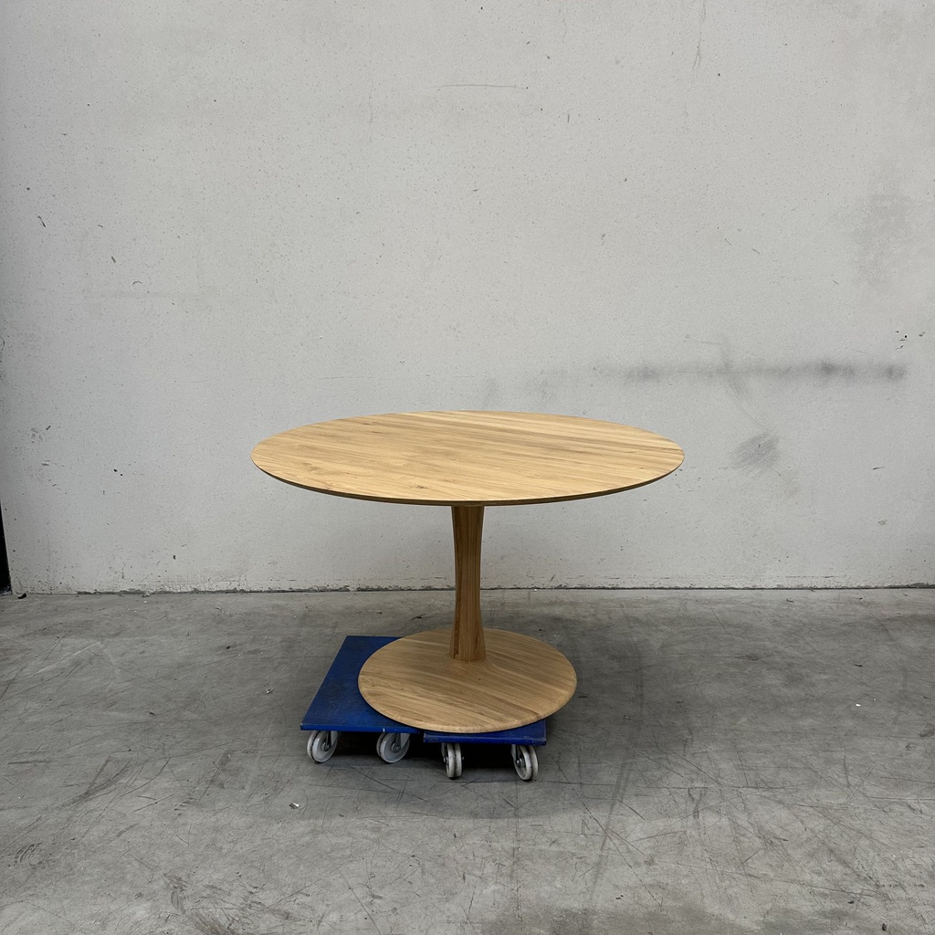 Torsion dining table