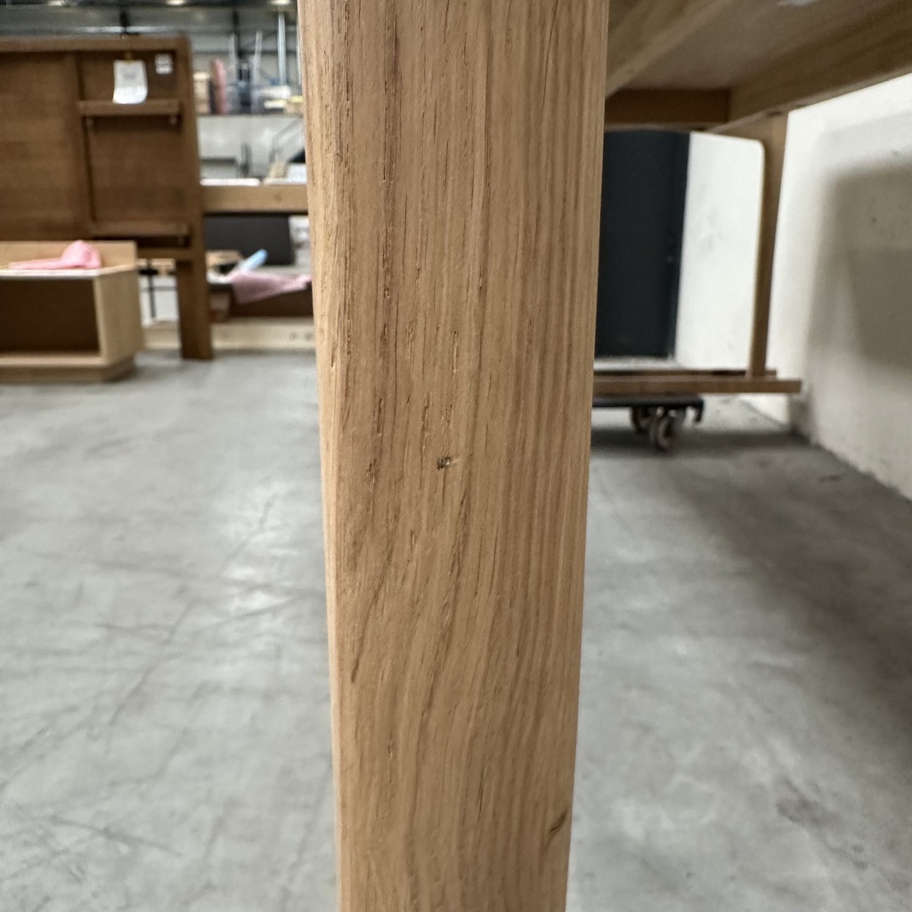 PI dining table