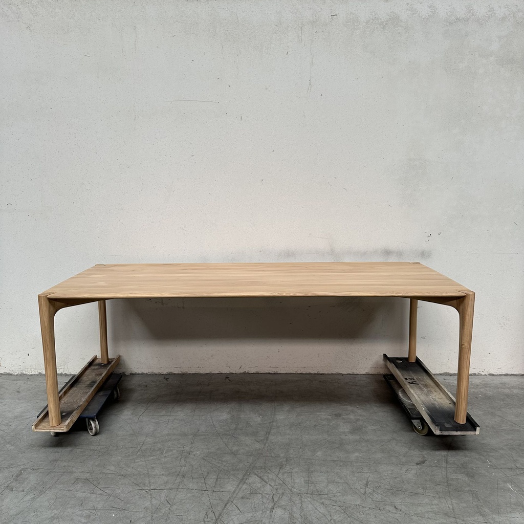 PI dining table