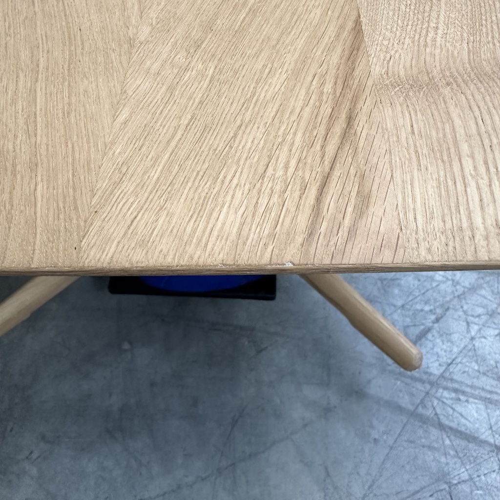 Corto dining table