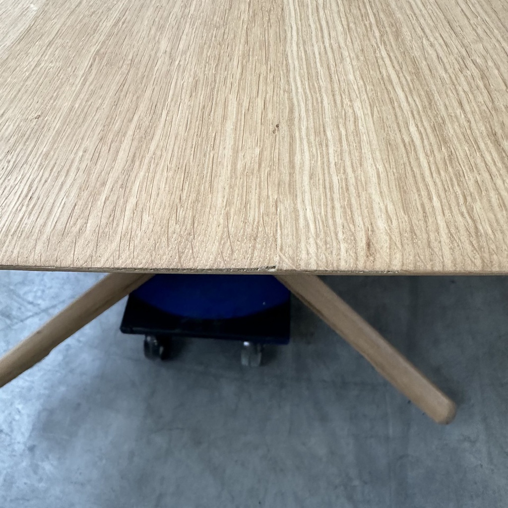 Corto dining table