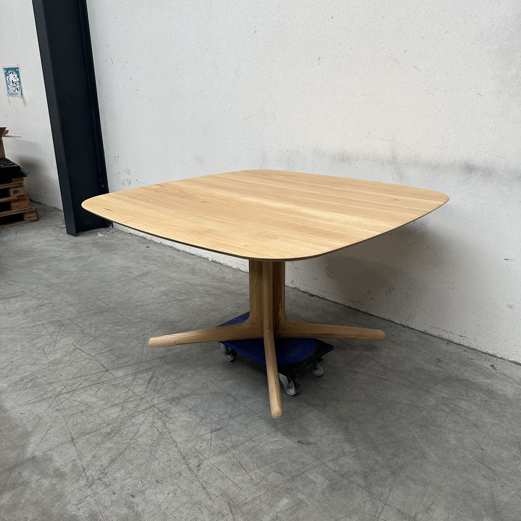 Corto dining table
