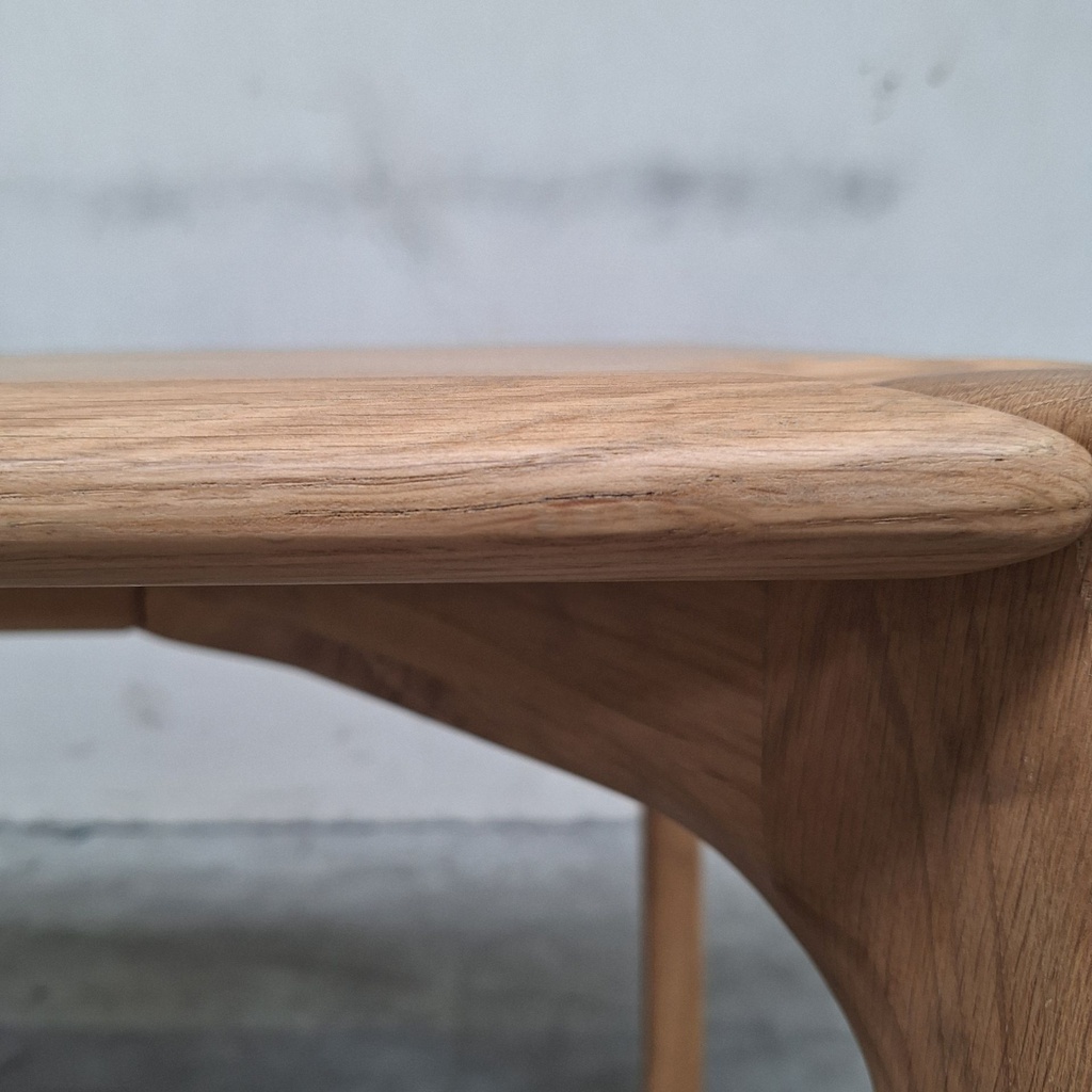 PI dining table