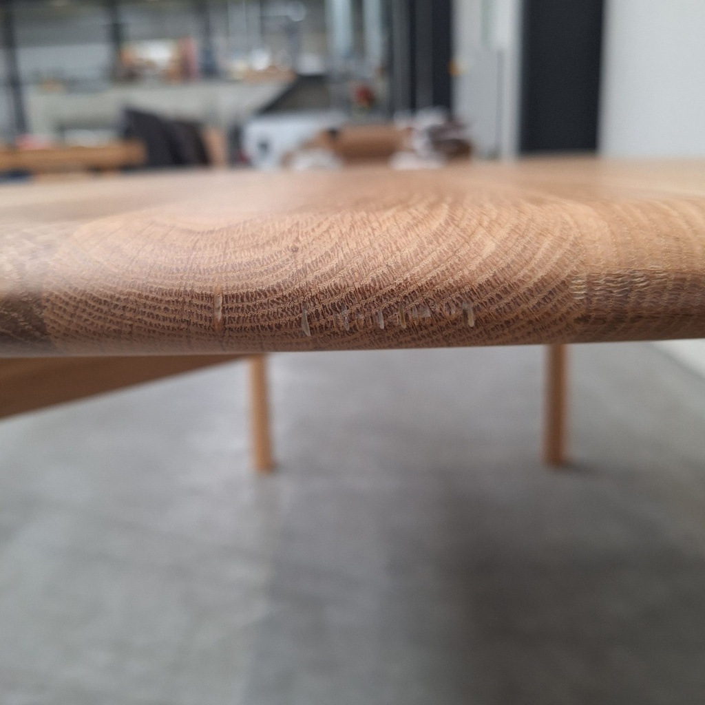 PI dining table