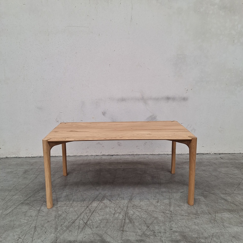 PI dining table