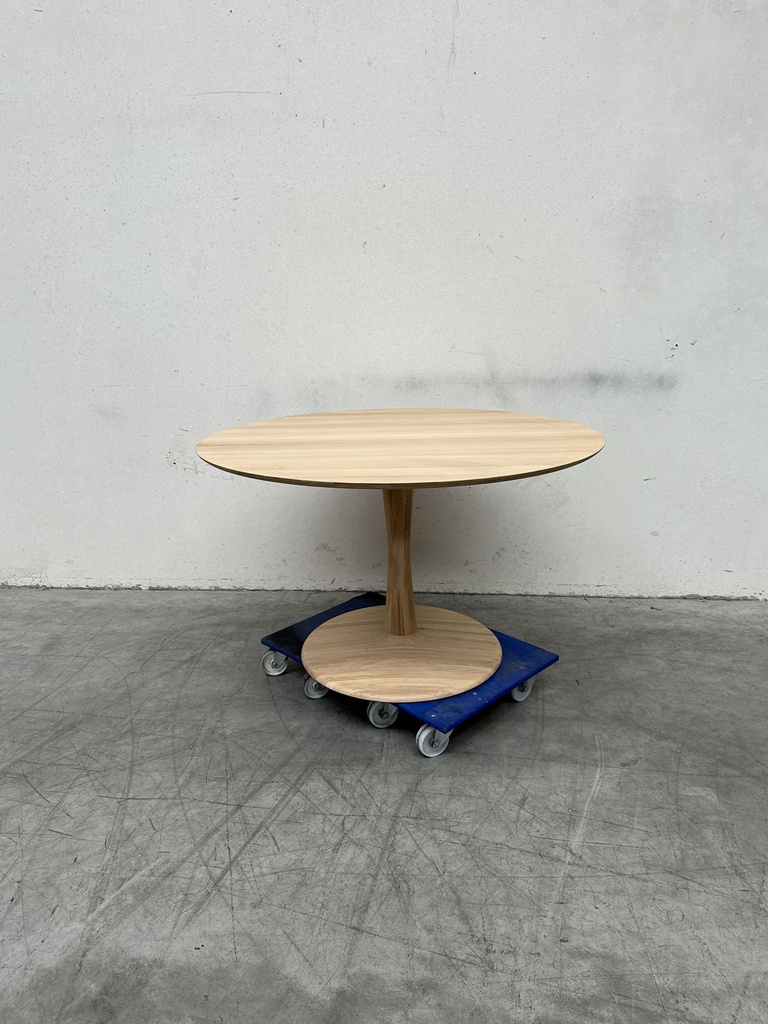 Torsion dining table