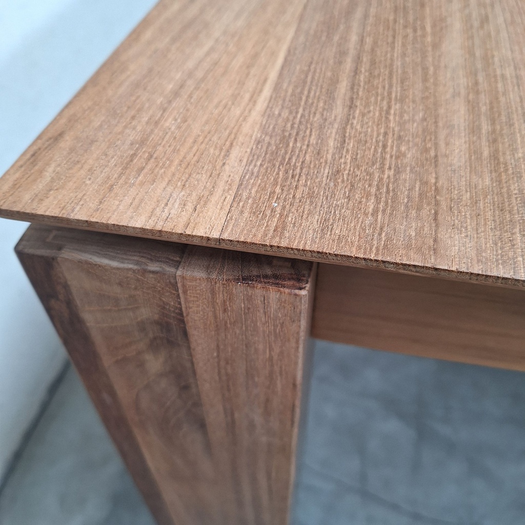 Slice extendable dining table