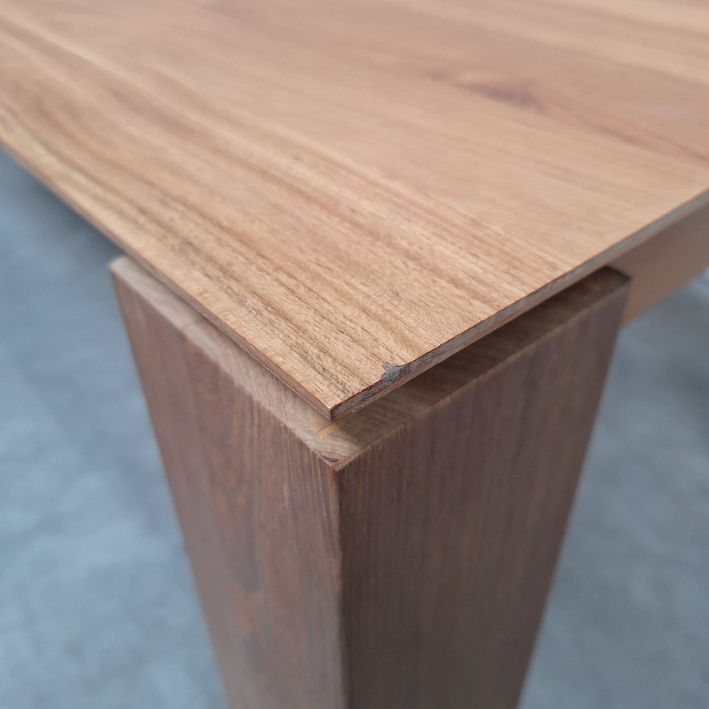 Slice extendable dining table
