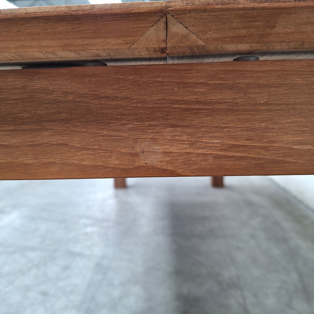 Slice extendable dining table