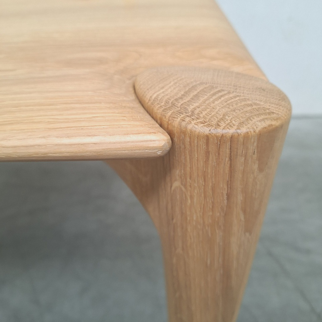 PI dining table