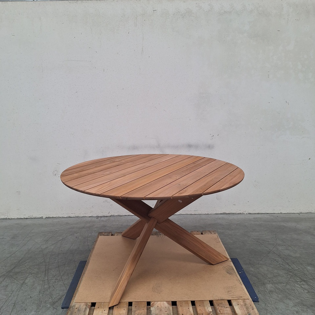 Circle outdoor dining table