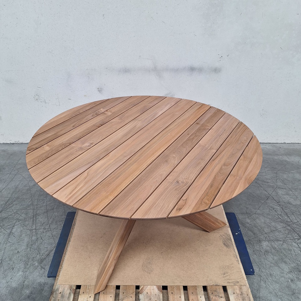 Circle outdoor dining table