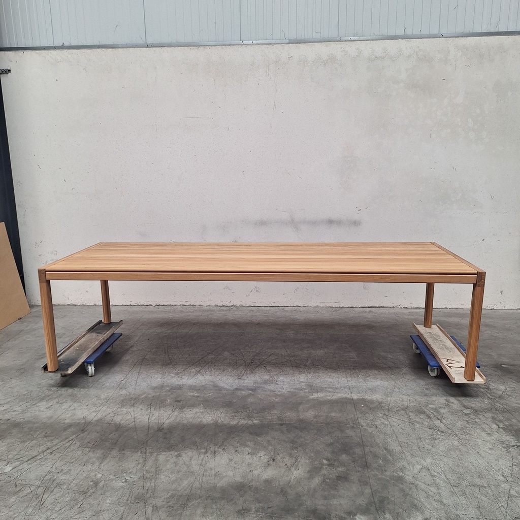 Jack outdoor dining table