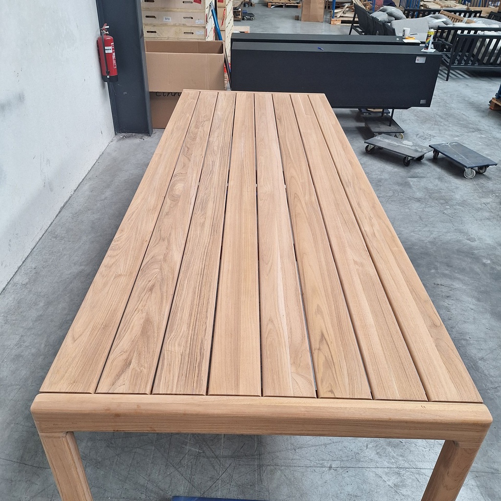 Jack outdoor dining table