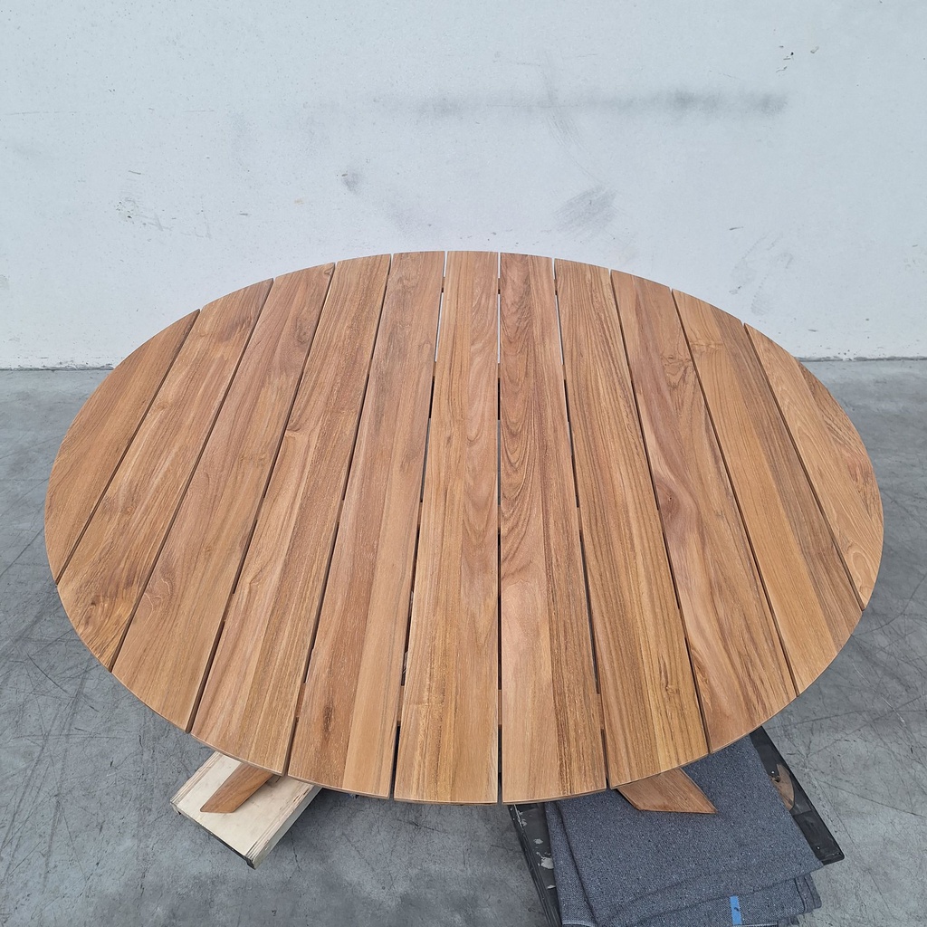 Circle outdoor dining table
