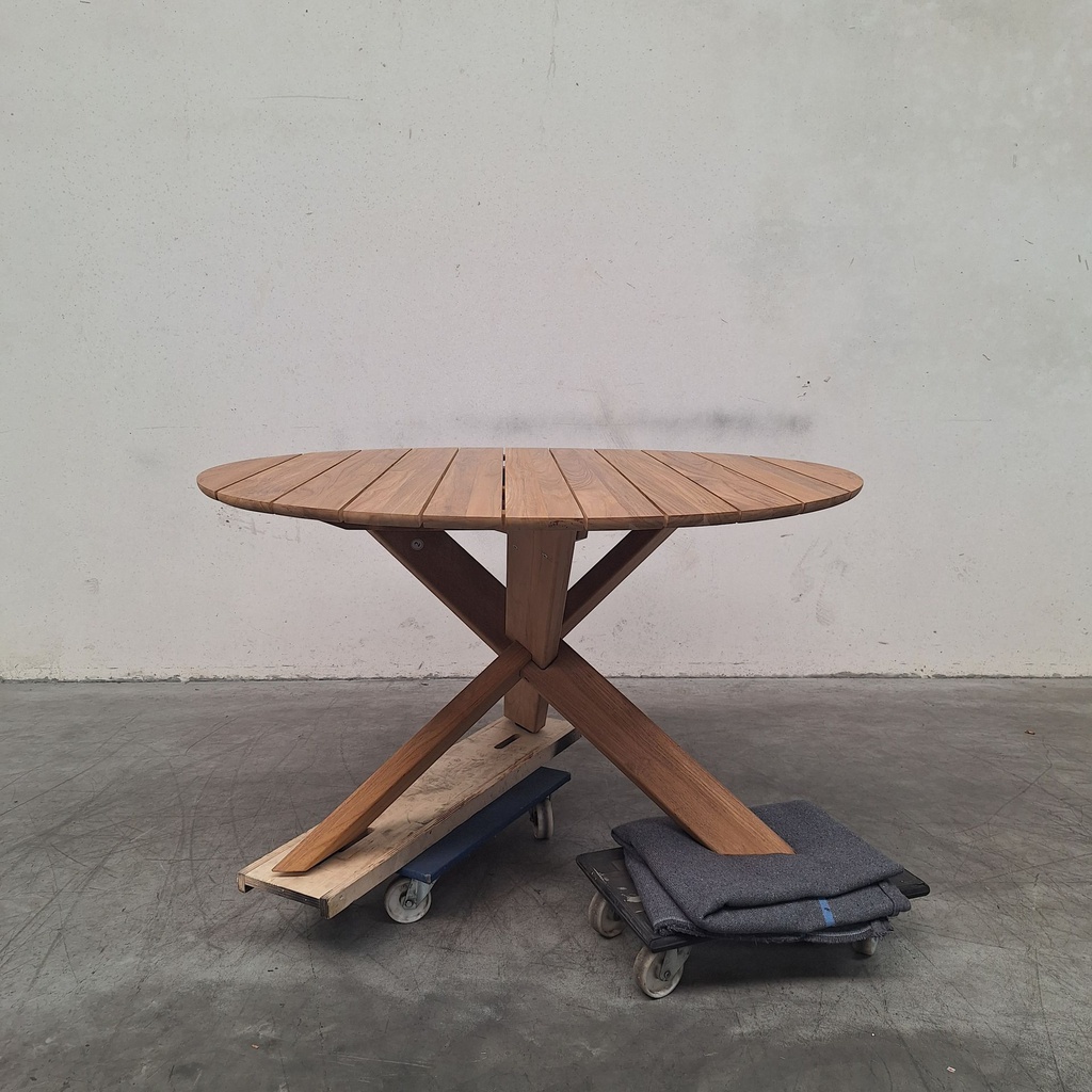 Circle outdoor dining table