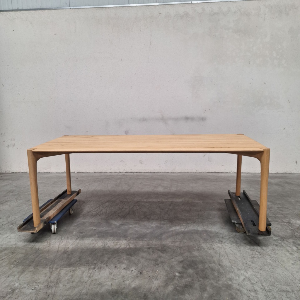 PI dining table