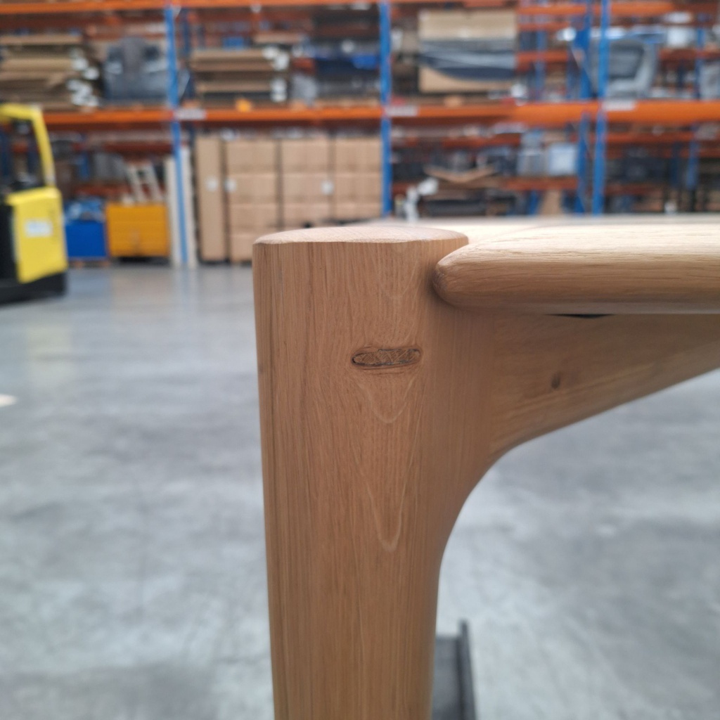 PI dining table