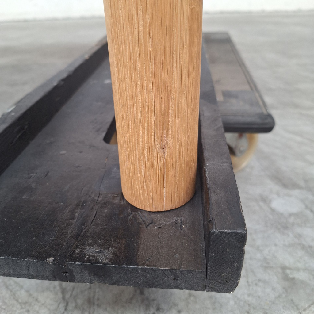PI dining table