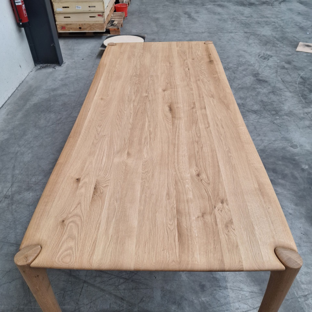 PI dining table