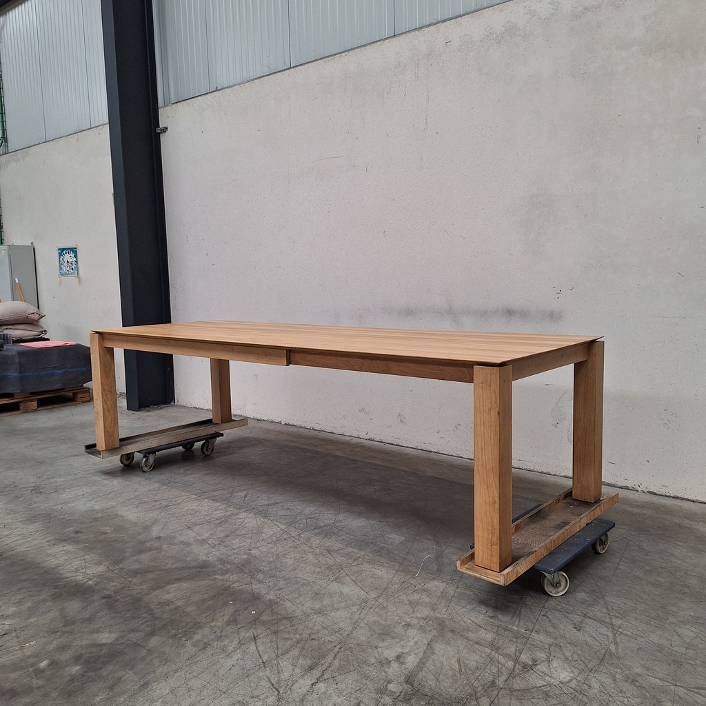 Slice extendable dining table