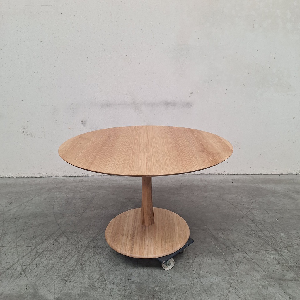 Torsion dining table