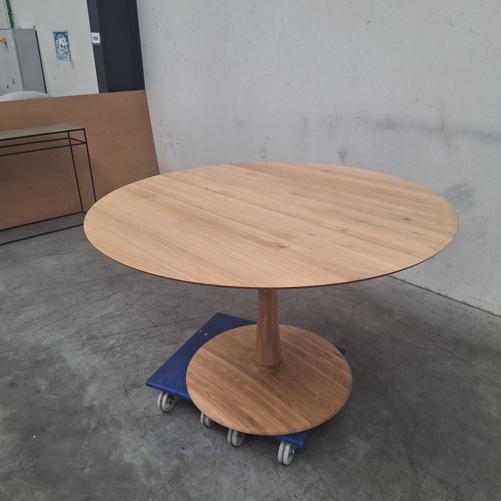 Torsion dining table