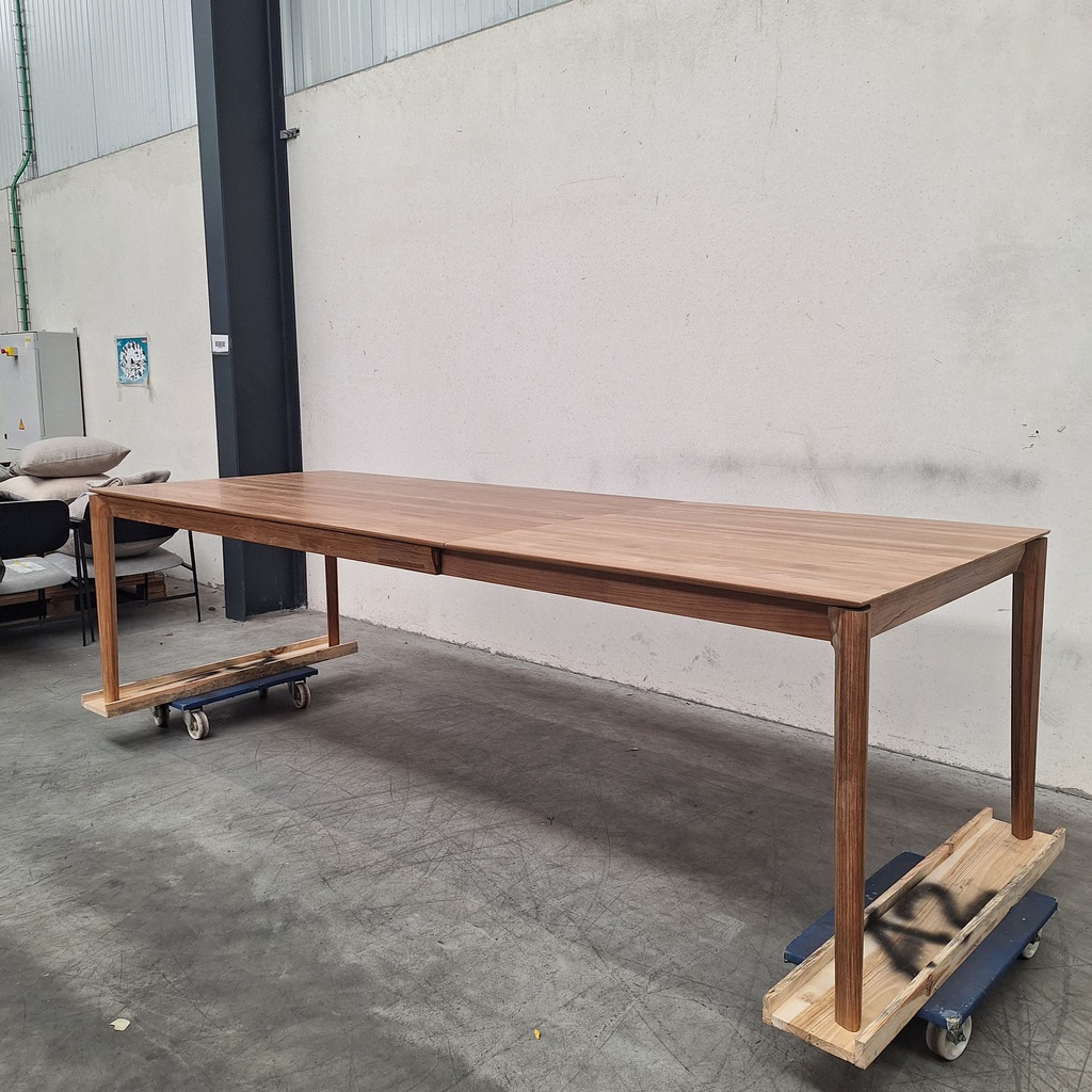 Bok extendable dining table