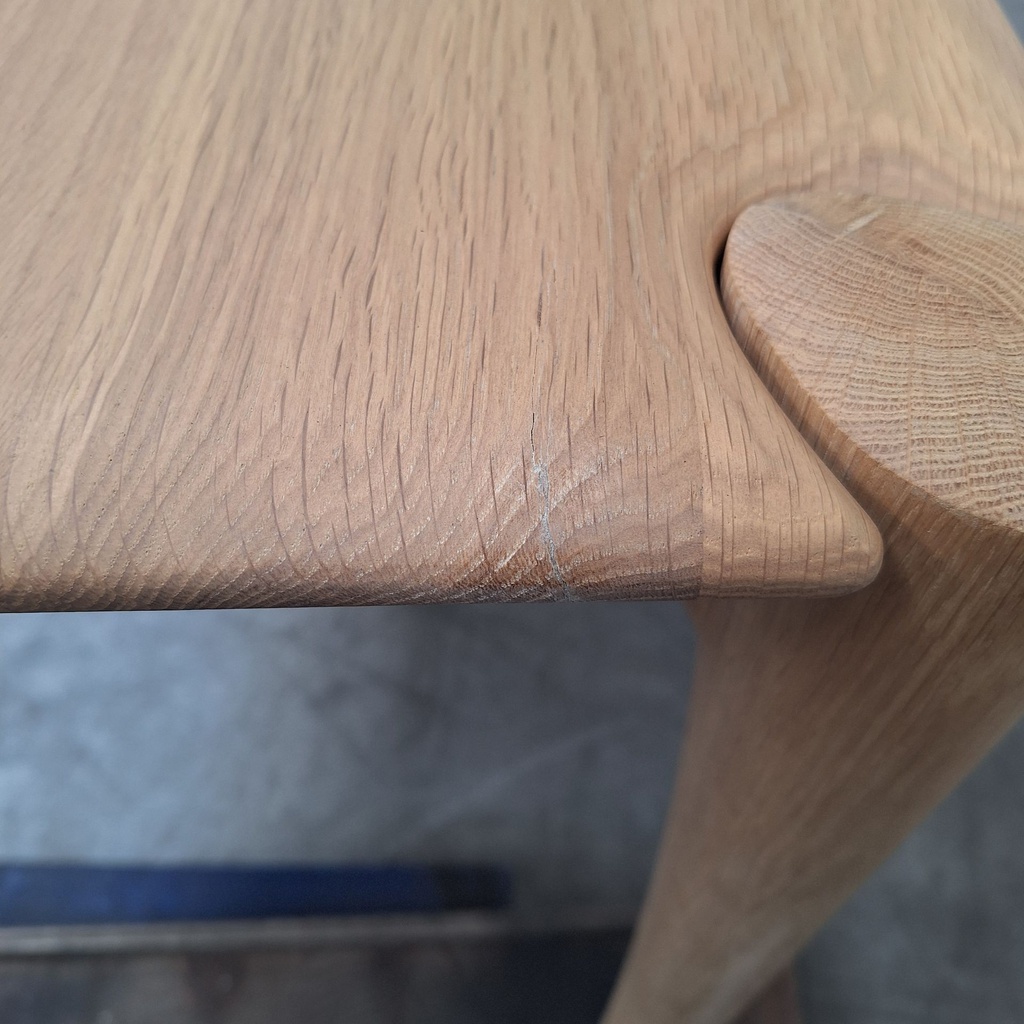 PI dining table