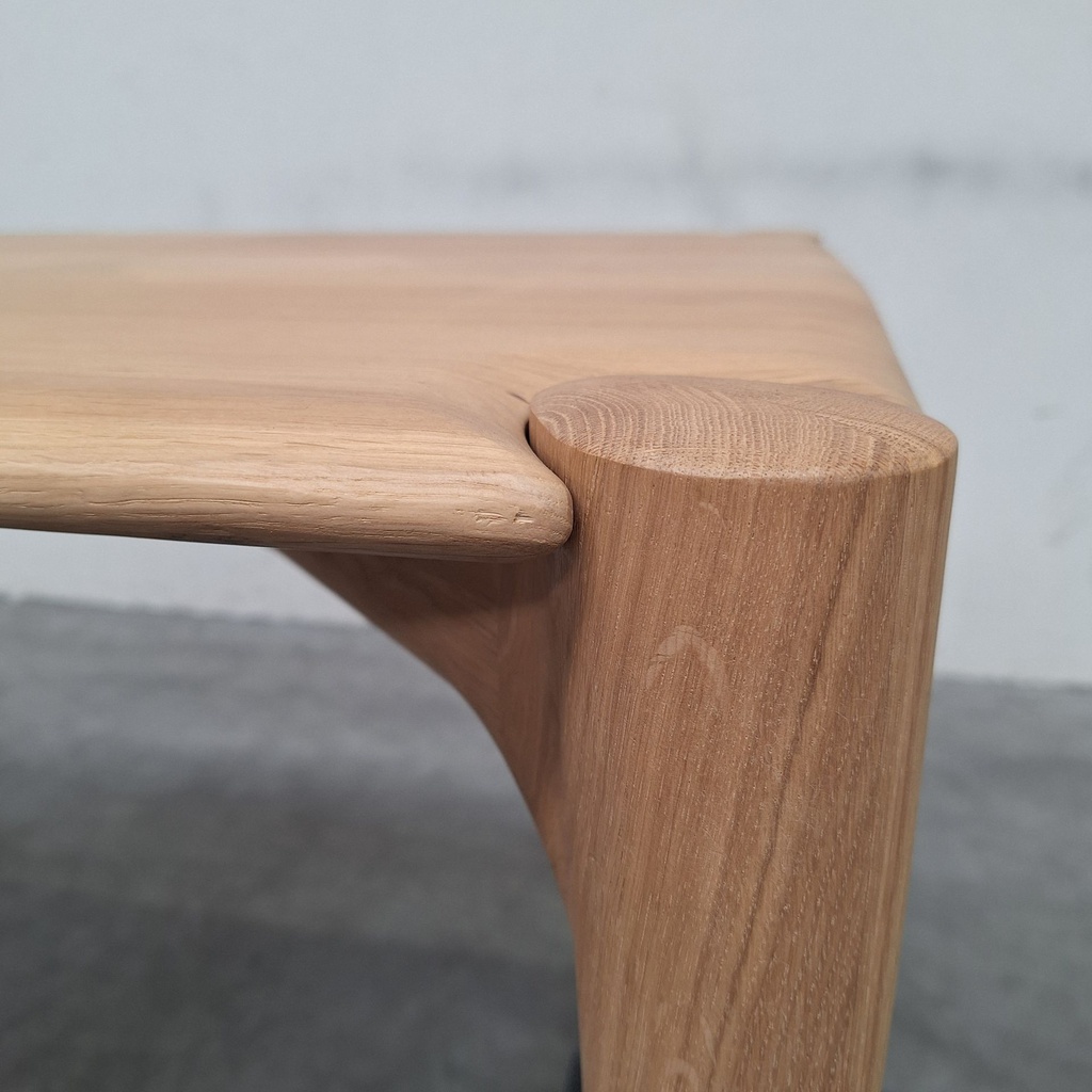 PI dining table